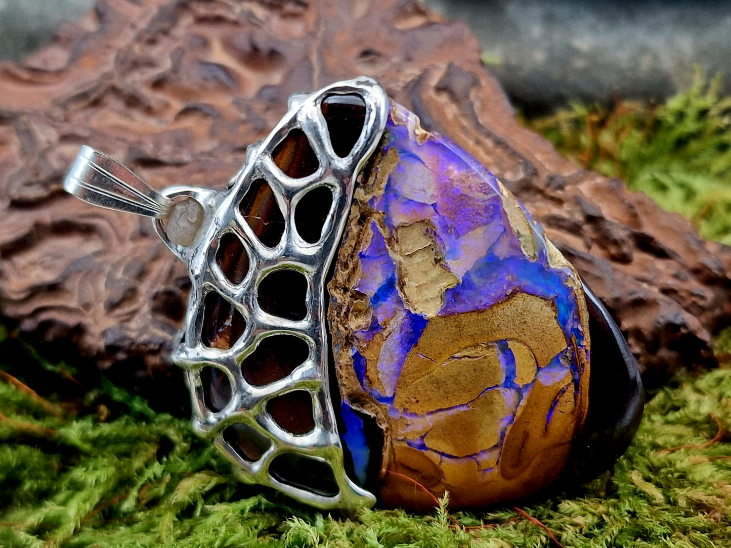 Design Anhänger mit Boulder Opal aus 925er Silber, Netz- Gitter Struktur, Opaladern mit blau-lila Opalfeuer, beidseitig, Unisex, Unikat, Handarbeit