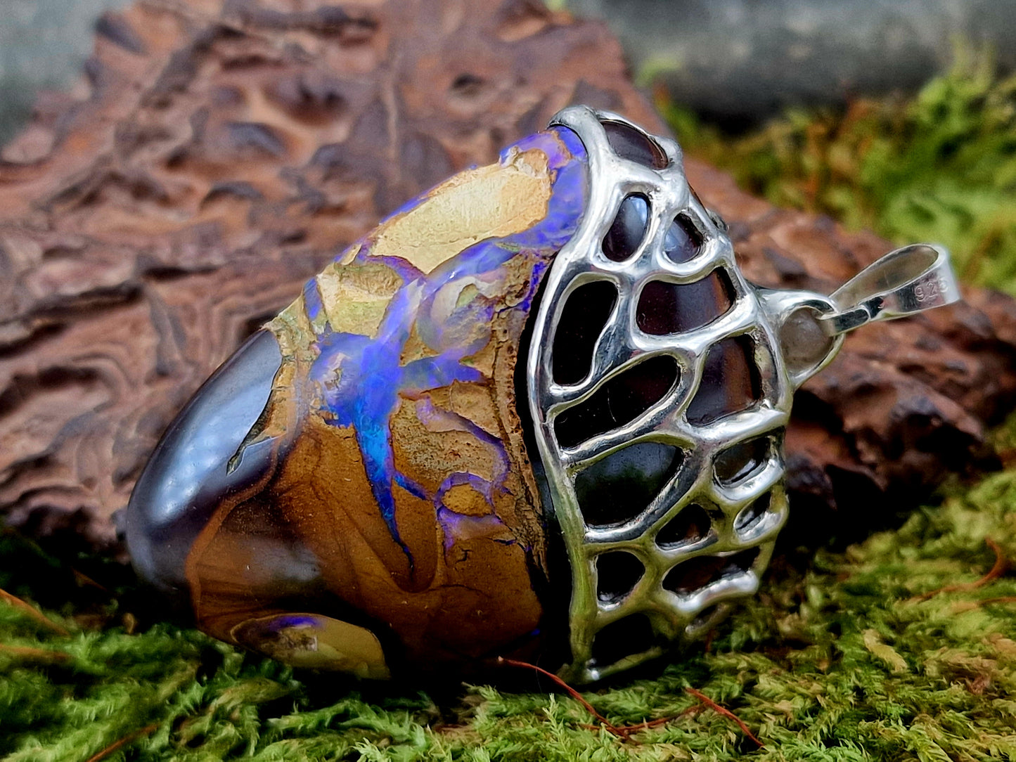 Design Anhänger mit Boulder Opal aus 925er Silber, Netz- Gitter Struktur, Opaladern mit blau-lila Opalfeuer, beidseitig, Unisex, Unikat, Handarbeit