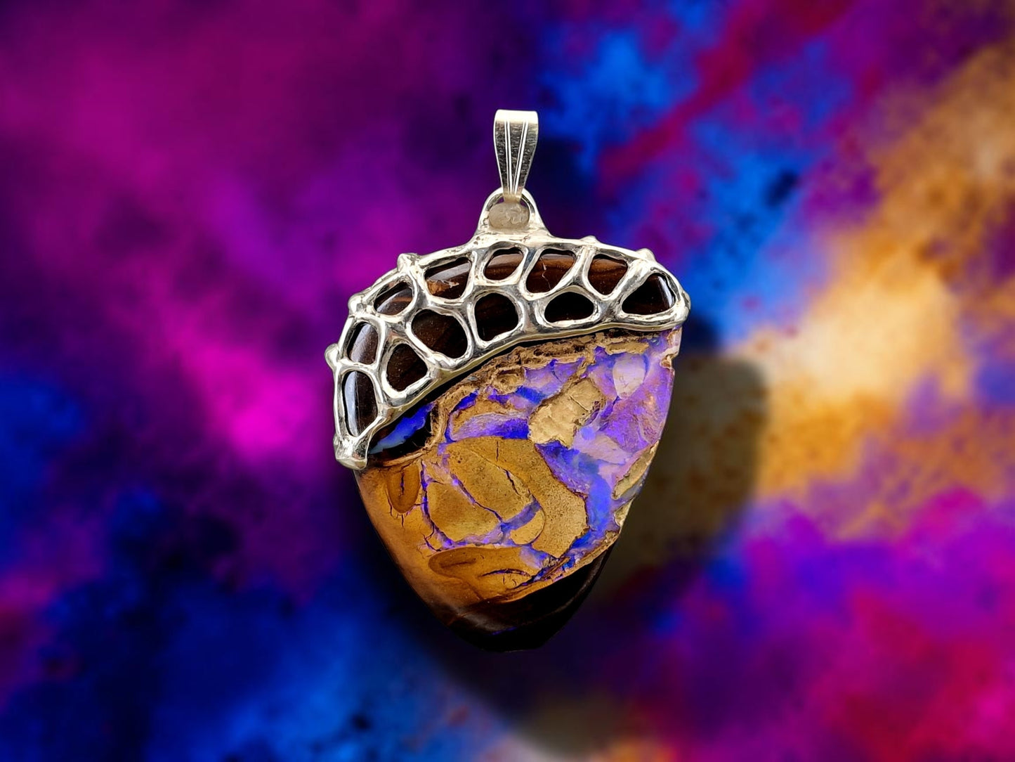 Design Anhänger mit Boulder Opal aus 925er Silber, Netz- Gitter Struktur, Opaladern mit blau-lila Opalfeuer, beidseitig, Unisex, Unikat, Handarbeit
