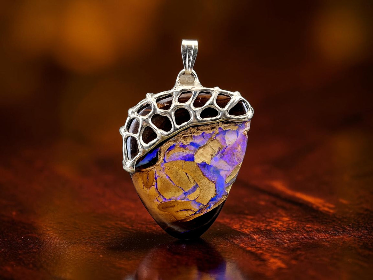 Design Anhänger mit Boulder Opal aus 925er Silber, Netz- Gitter Struktur, Opaladern mit blau-lila Opalfeuer, beidseitig, Unisex, Unikat, Handarbeit