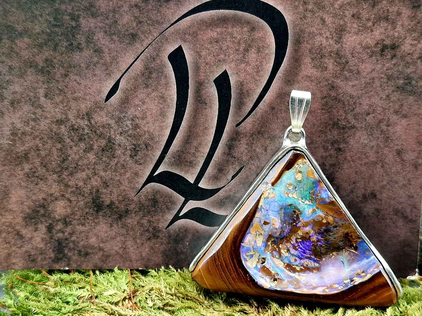 Boulder Opal Design Anhänger aus 925er Silber, Opalnuss mit freigelegter Opalschicht, Opalfeuer in grün-blau und lila, brilliante Farben, Unisex, Unikat, Handarbeit