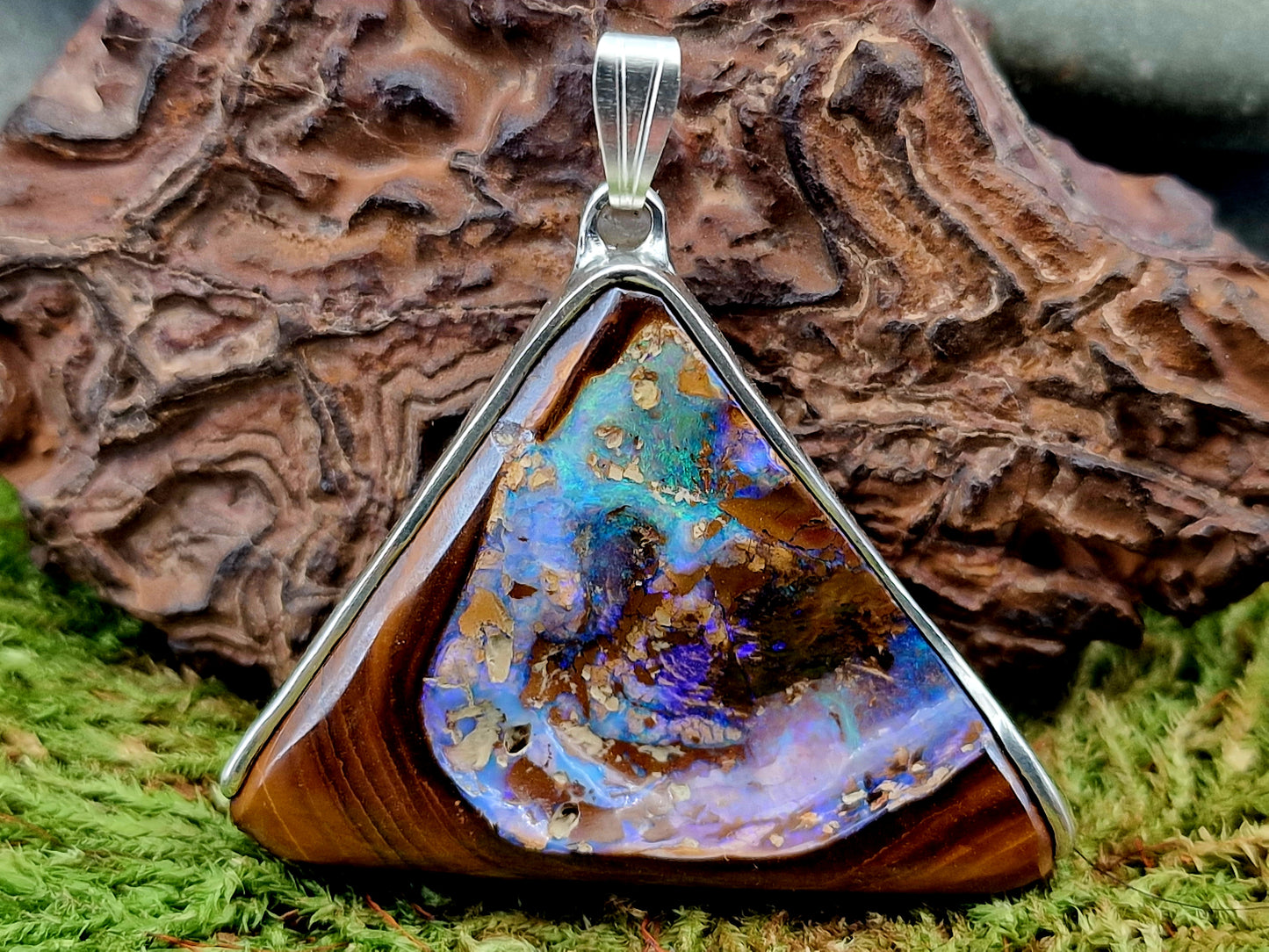 Boulder Opal Design Anhänger aus 925er Silber, Opalnuss mit freigelegter Opalschicht, Opalfeuer in grün-blau und lila, brilliante Farben, Unisex, Unikat, Handarbeit