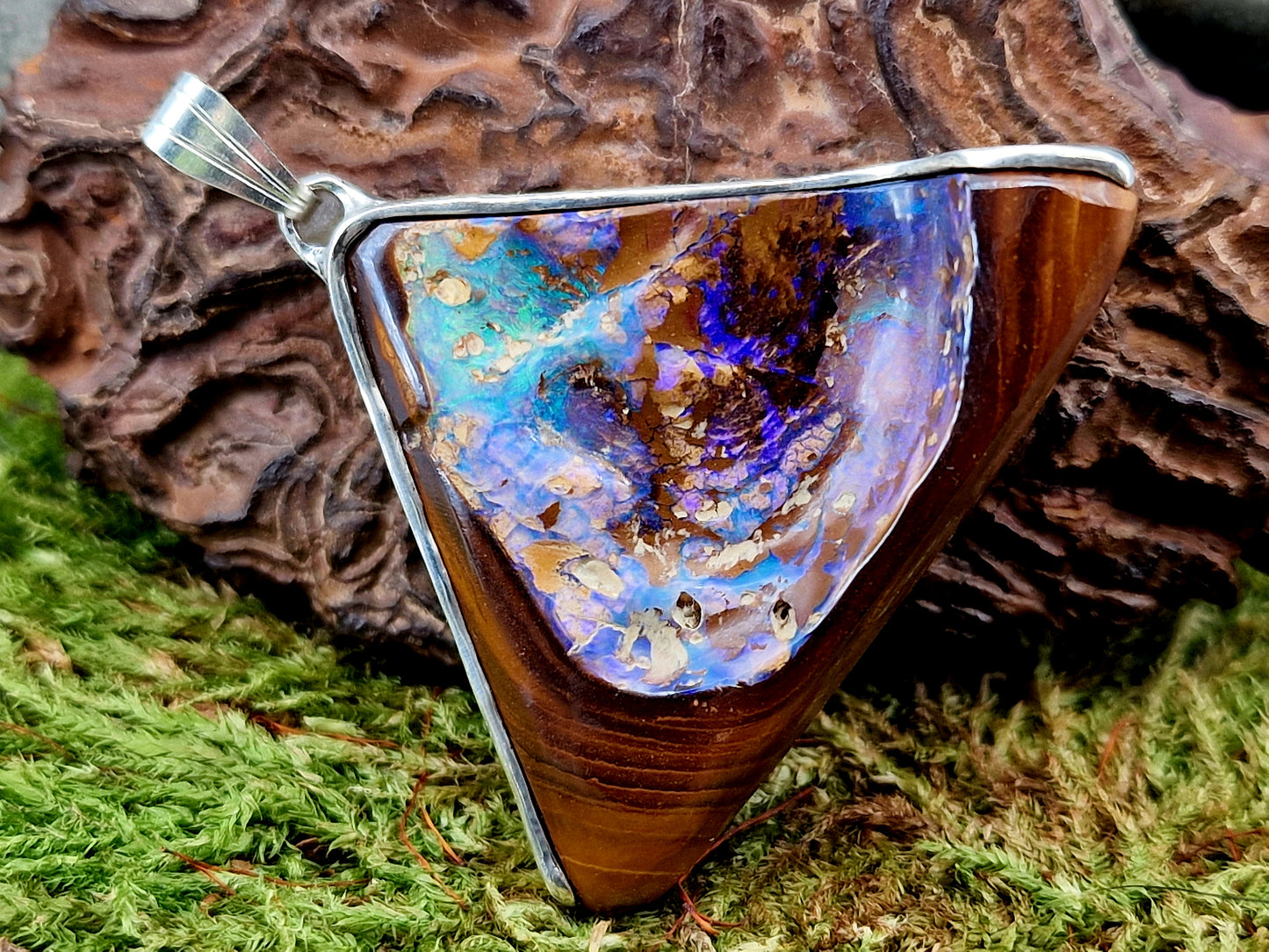 Boulder Opal Design Anhänger aus 925er Silber, Opalnuss mit freigelegter Opalschicht, Opalfeuer in grün-blau und lila, brilliante Farben, Unisex, Unikat, Handarbeit