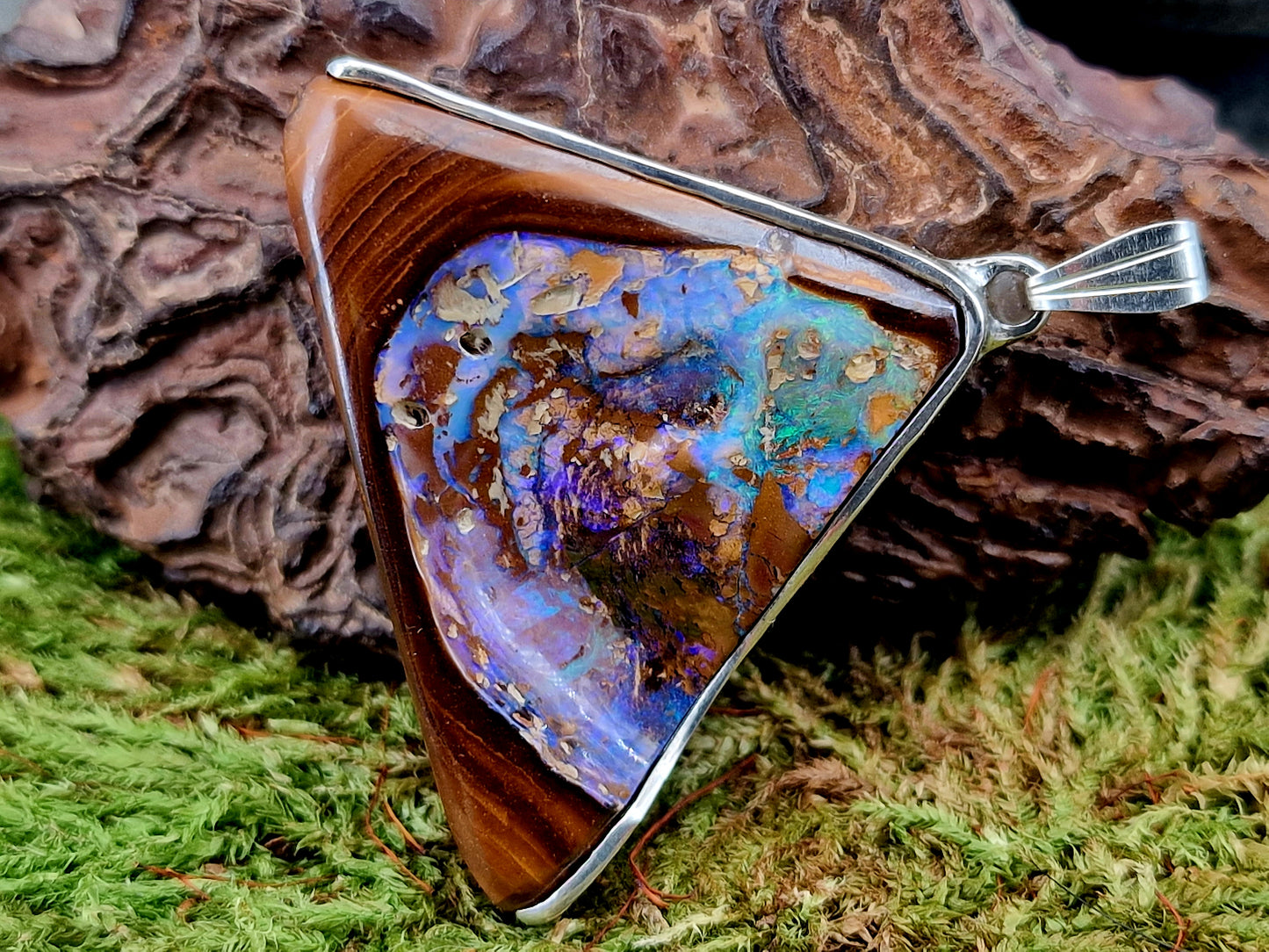 Boulder Opal Design Anhänger aus 925er Silber, Opalnuss mit freigelegter Opalschicht, Opalfeuer in grün-blau und lila, brilliante Farben, Unisex, Unikat, Handarbeit