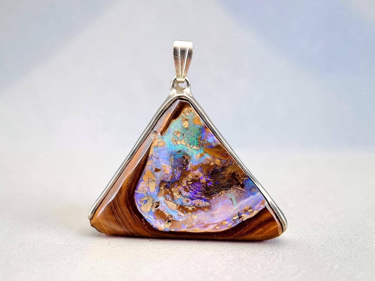 Boulder Opal Design Anhänger aus 925er Silber, Opalnuss mit freigelegter Opalschicht, Opalfeuer in grün-blau und lila, brilliante Farben, Unisex, Unikat, Handarbeit
