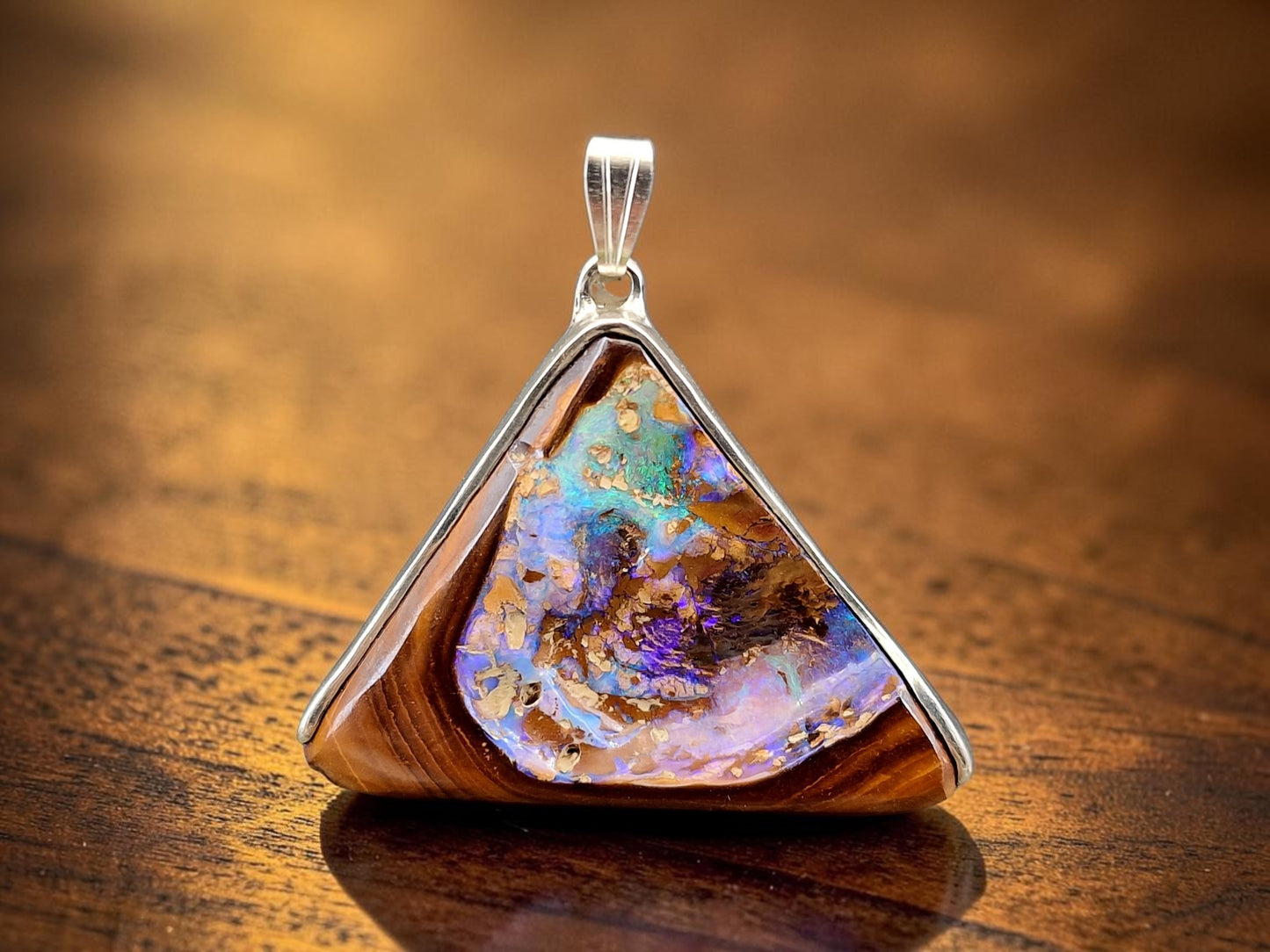 Boulder Opal Design Anhänger aus 925er Silber, Opalnuss mit freigelegter Opalschicht, Opalfeuer in grün-blau und lila, brilliante Farben, Unisex, Unikat, Handarbeit