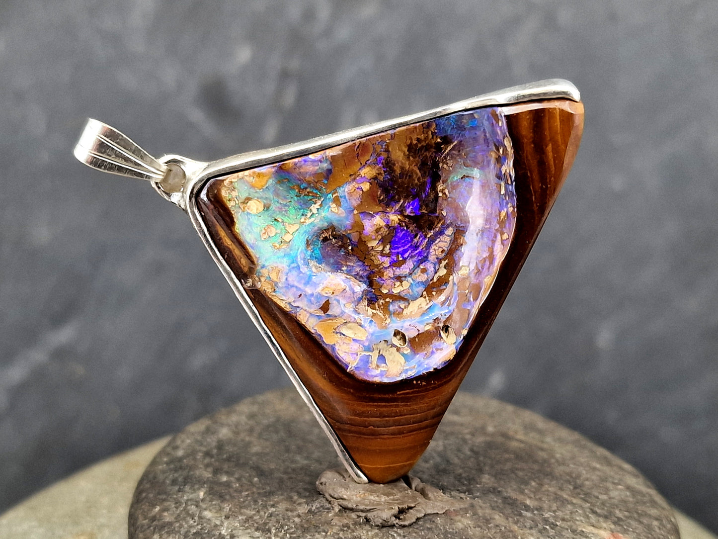 Boulder Opal Design Anhänger aus 925er Silber, Opalnuss mit freigelegter Opalschicht, Opalfeuer in grün-blau und lila, brilliante Farben, Unisex, Unikat, Handarbeit