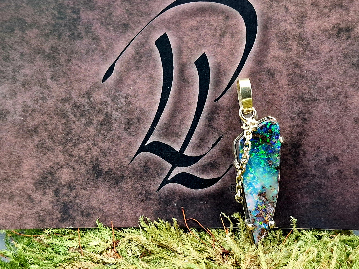 Traumhafter Boulder Opal Design Anhänger aus 585er Gelbgold, Opal mit herrlichem brillianten Multicolor Opalfeuer, Krappenfassung, Goldkette als Designelement, Unisex, Unikat, Handarbeit