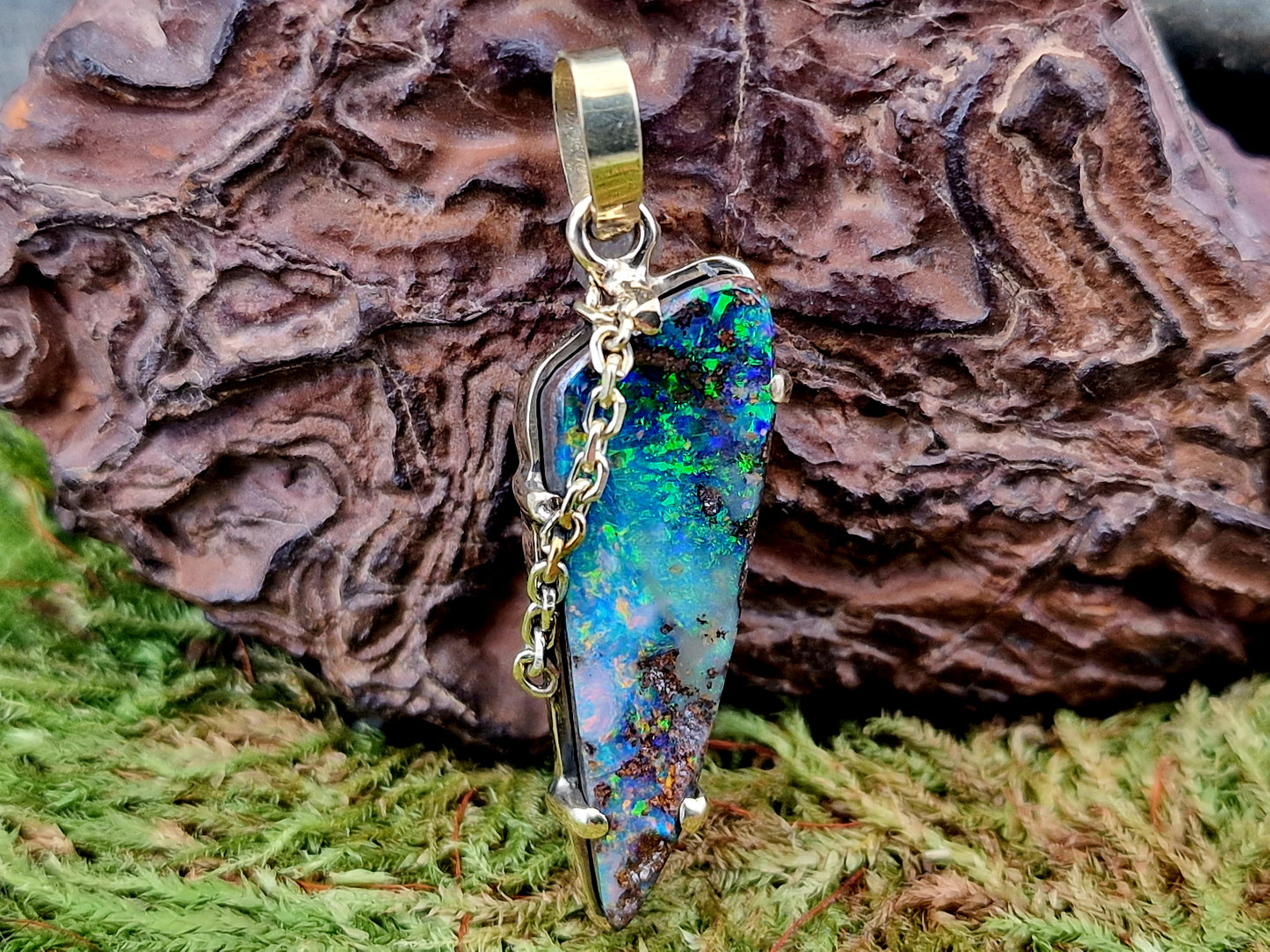 Traumhafter Boulder Opal Design Anhänger aus 585er Gelbgold, Opal mit herrlichem brillianten Multicolor Opalfeuer, Krappenfassung, Goldkette als Designelement, Unisex, Unikat, Handarbeit