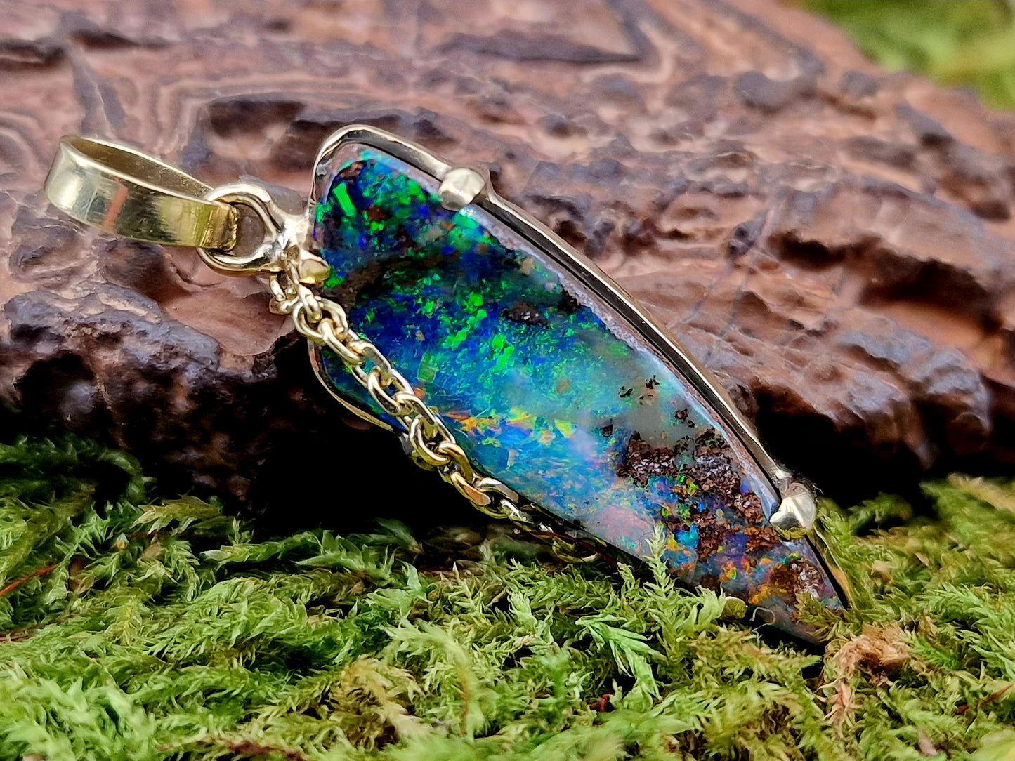Traumhafter Boulder Opal Design Anhänger aus 585er Gelbgold, Opal mit herrlichem brillianten Multicolor Opalfeuer, Krappenfassung, Goldkette als Designelement, Unisex, Unikat, Handarbeit