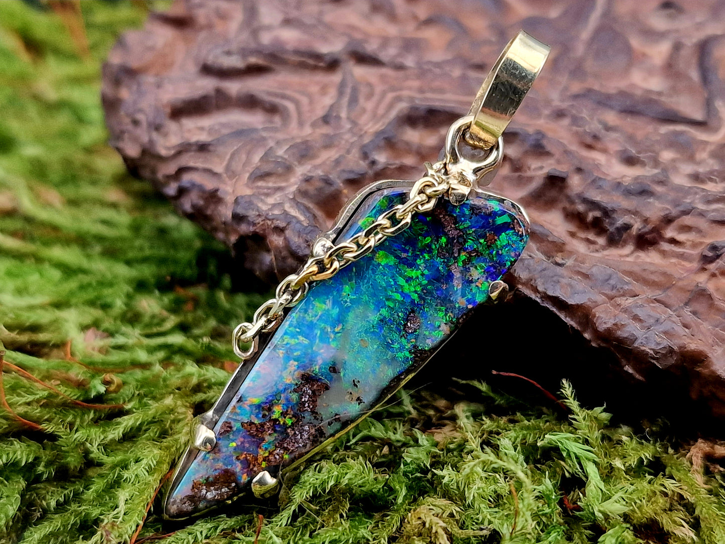 Traumhafter Boulder Opal Design Anhänger aus 585er Gelbgold, Opal mit herrlichem brillianten Multicolor Opalfeuer, Krappenfassung, Goldkette als Designelement, Unisex, Unikat, Handarbeit