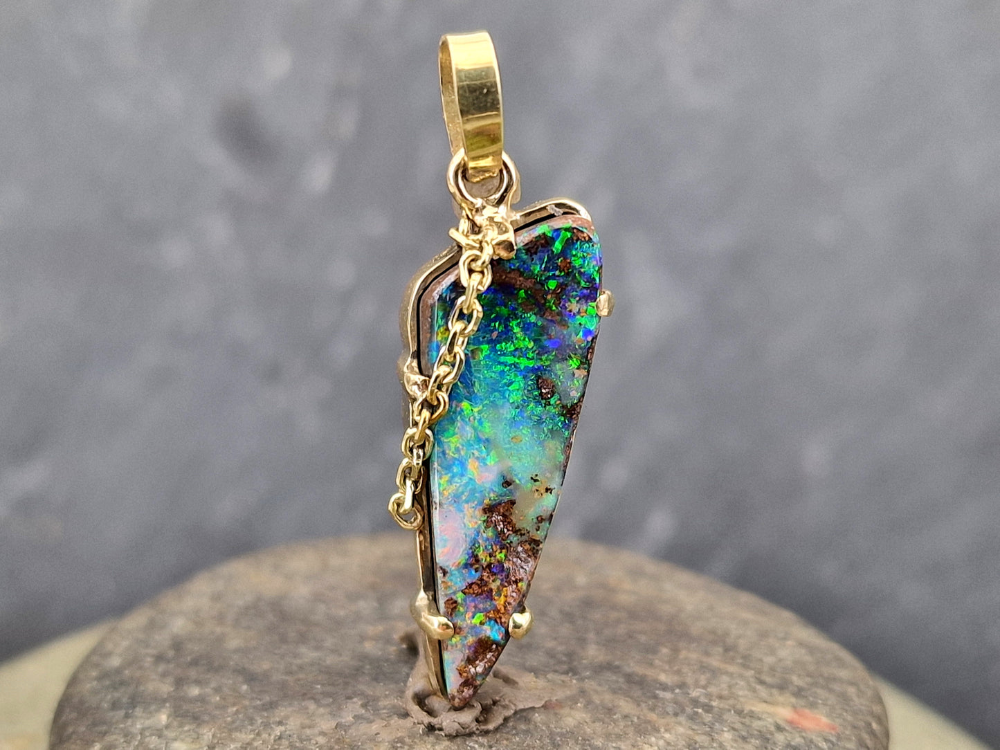 Traumhafter Boulder Opal Design Anhänger aus 585er Gelbgold, Opal mit herrlichem brillianten Multicolor Opalfeuer, Krappenfassung, Goldkette als Designelement, Unisex, Unikat, Handarbeit