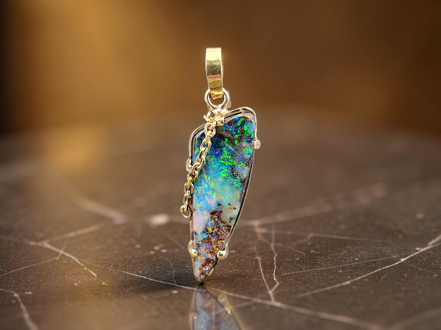 Traumhafter Boulder Opal Design Anhänger aus 585er Gelbgold, Opal mit herrlichem brillianten Multicolor Opalfeuer, Krappenfassung, Goldkette als Designelement, Unisex, Unikat, Handarbeit