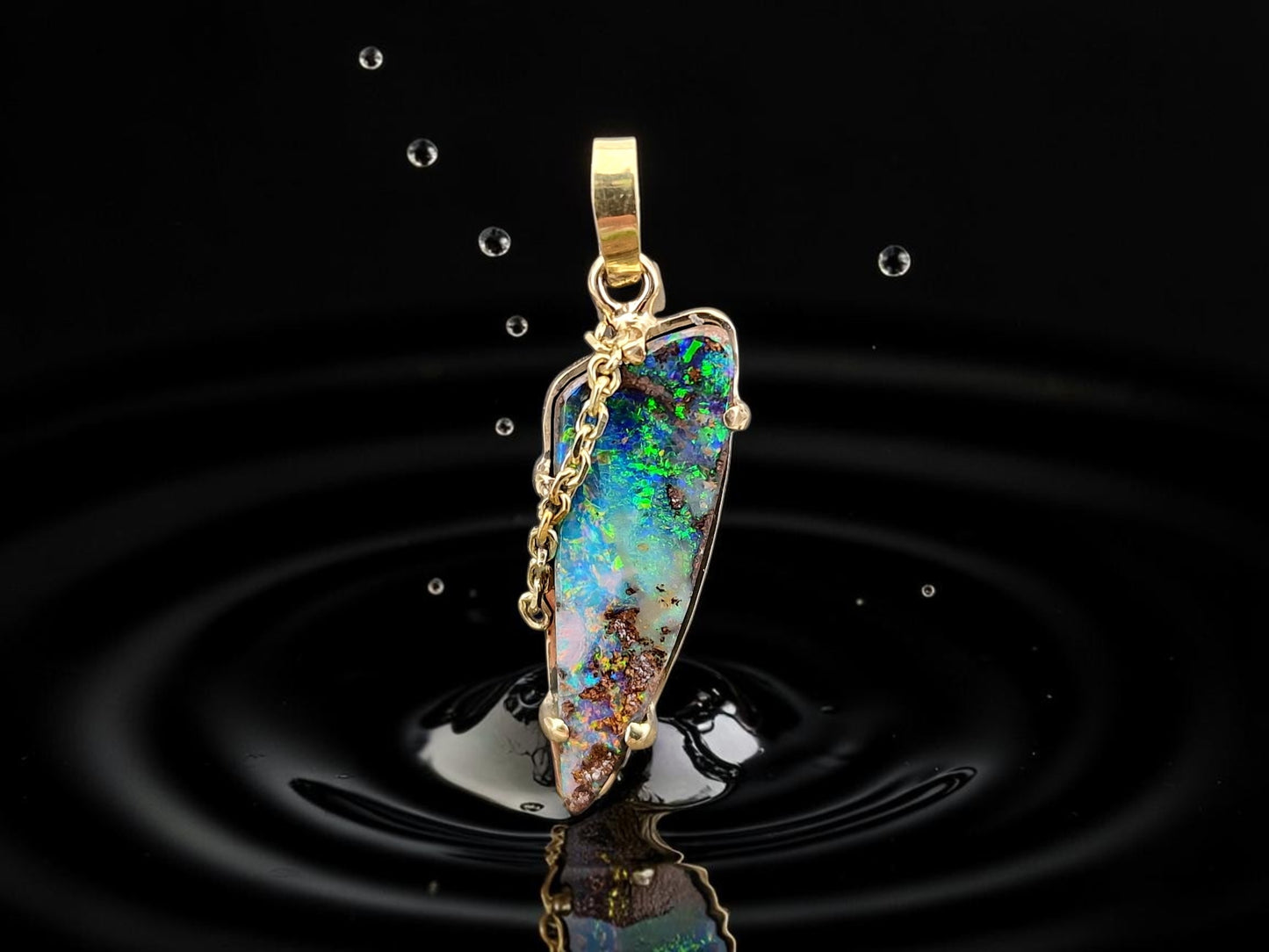 Traumhafter Boulder Opal Design Anhänger aus 585er Gelbgold, Opal mit herrlichem brillianten Multicolor Opalfeuer, Krappenfassung, Goldkette als Designelement, Unisex, Unikat, Handarbeit