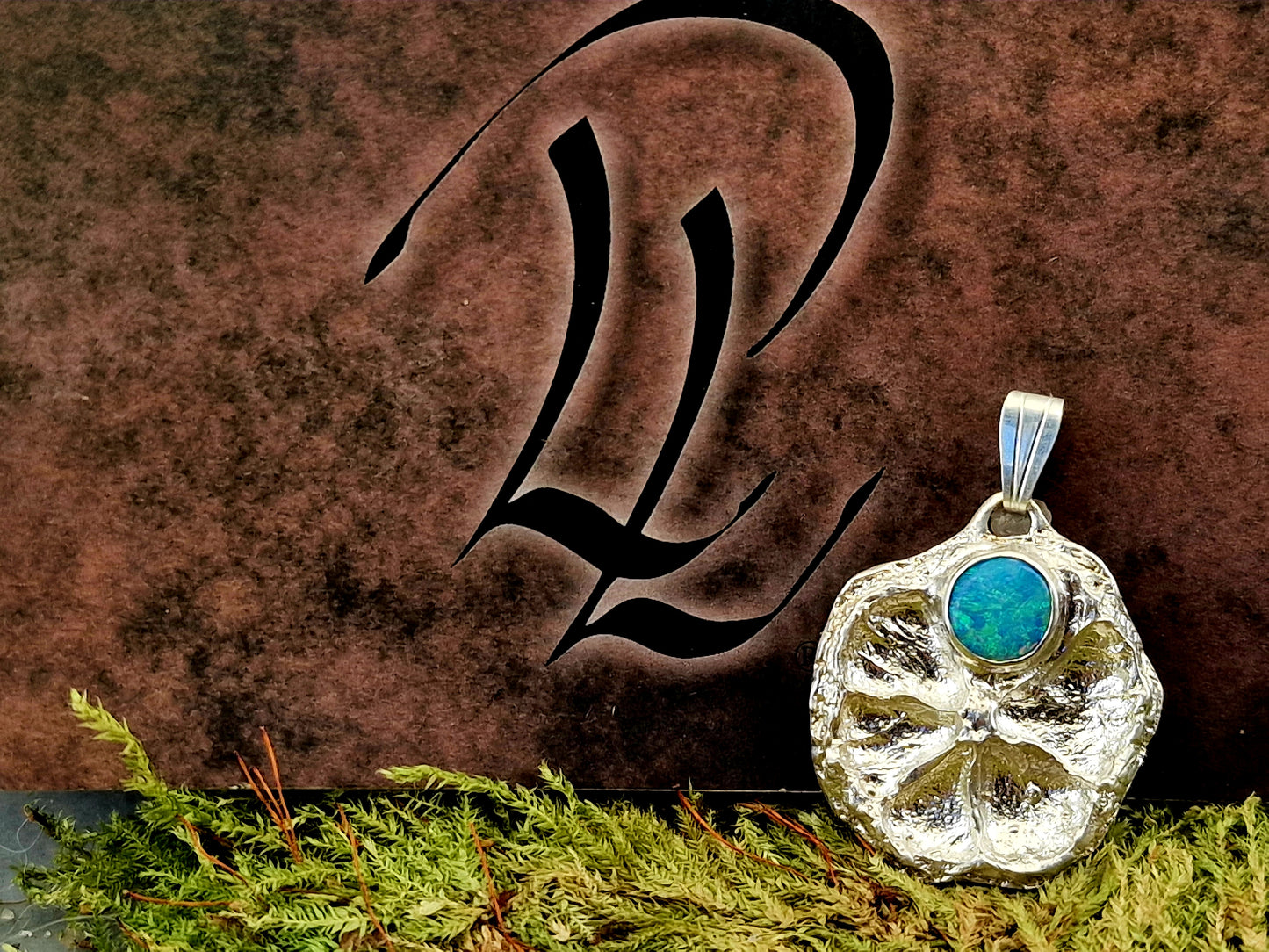 Lightning Ridge Opal Design Anhänger aus 925er Silber, echte abgeformte getrocknete Mini Zitronenscheibe, Opalfeuer in grün und blau, Unikat, Handarbeit