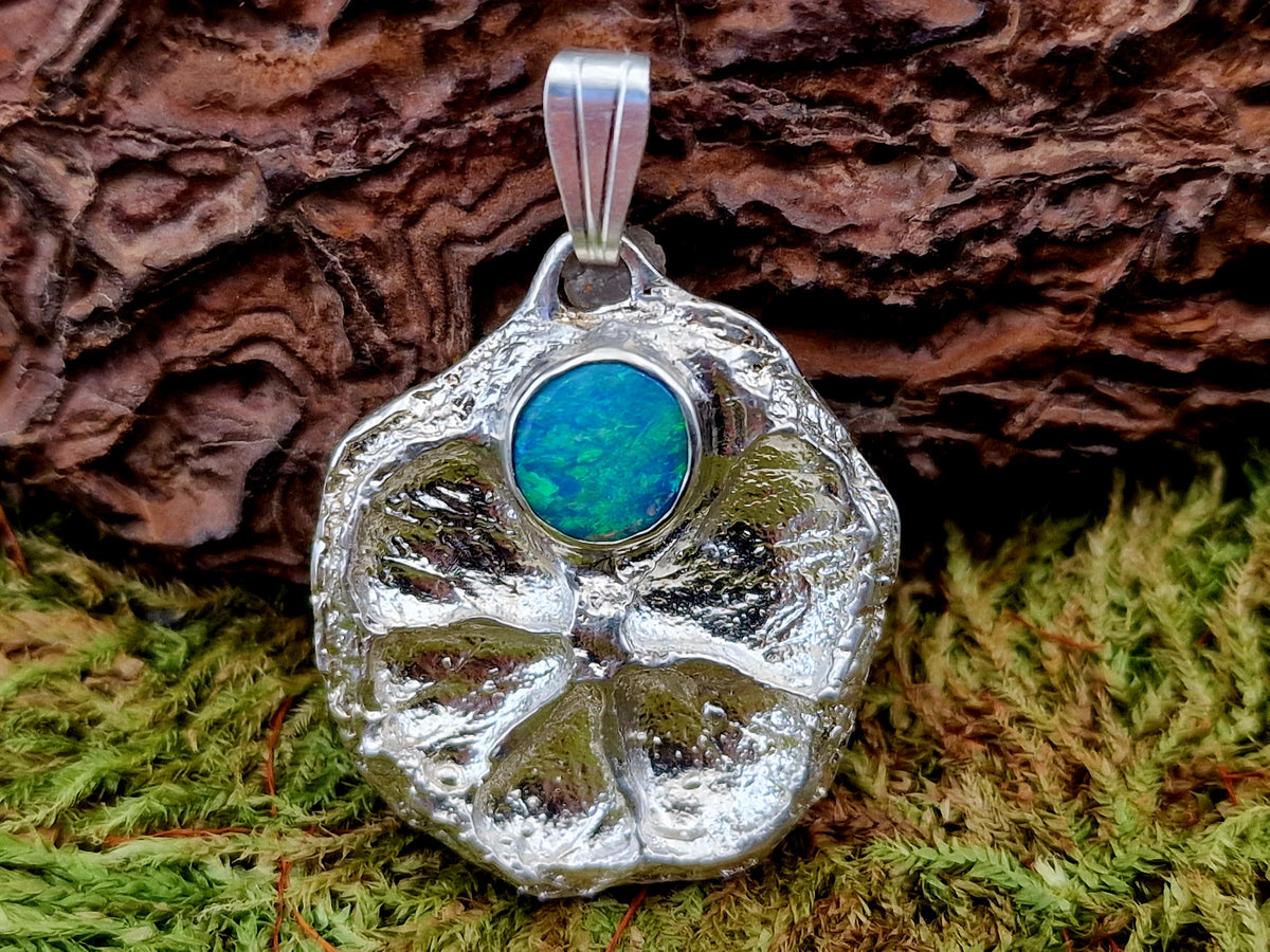 Lightning Ridge Opal Design Anhänger aus 925er Silber, echte abgeformte getrocknete Mini Zitronenscheibe, Opalfeuer in grün und blau, Unikat, Handarbeit