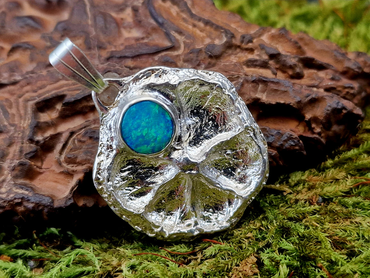Lightning Ridge Opal Design Anhänger aus 925er Silber, echte abgeformte getrocknete Mini Zitronenscheibe, Opalfeuer in grün und blau, Unikat, Handarbeit