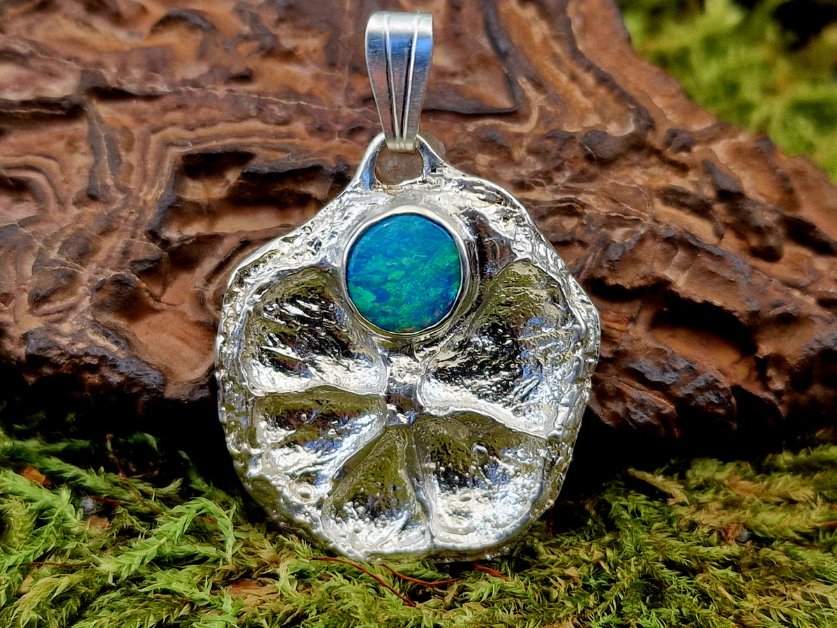 Lightning Ridge Opal Design Anhänger aus 925er Silber, echte abgeformte getrocknete Mini Zitronenscheibe, Opalfeuer in grün und blau, Unikat, Handarbeit