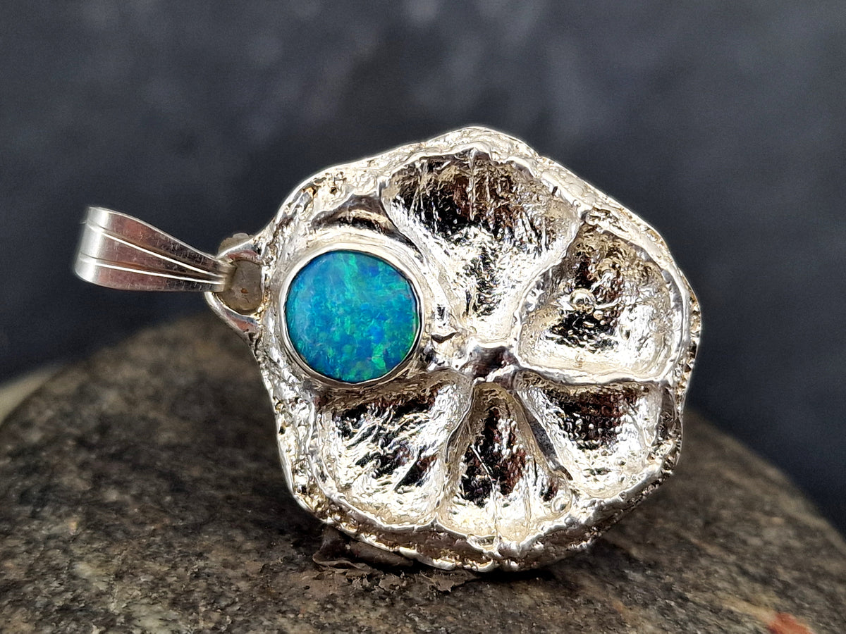 Lightning Ridge Opal Design Anhänger aus 925er Silber, echte abgeformte getrocknete Mini Zitronenscheibe, Opalfeuer in grün und blau, Unikat, Handarbeit