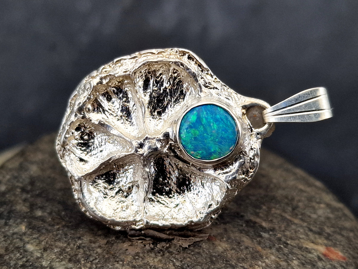 Lightning Ridge Opal Design Anhänger aus 925er Silber, echte abgeformte getrocknete Mini Zitronenscheibe, Opalfeuer in grün und blau, Unikat, Handarbeit