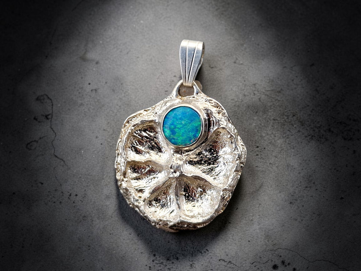 Lightning Ridge Opal Design Anhänger aus 925er Silber, echte abgeformte getrocknete Mini Zitronenscheibe, Opalfeuer in grün und blau, Unikat, Handarbeit