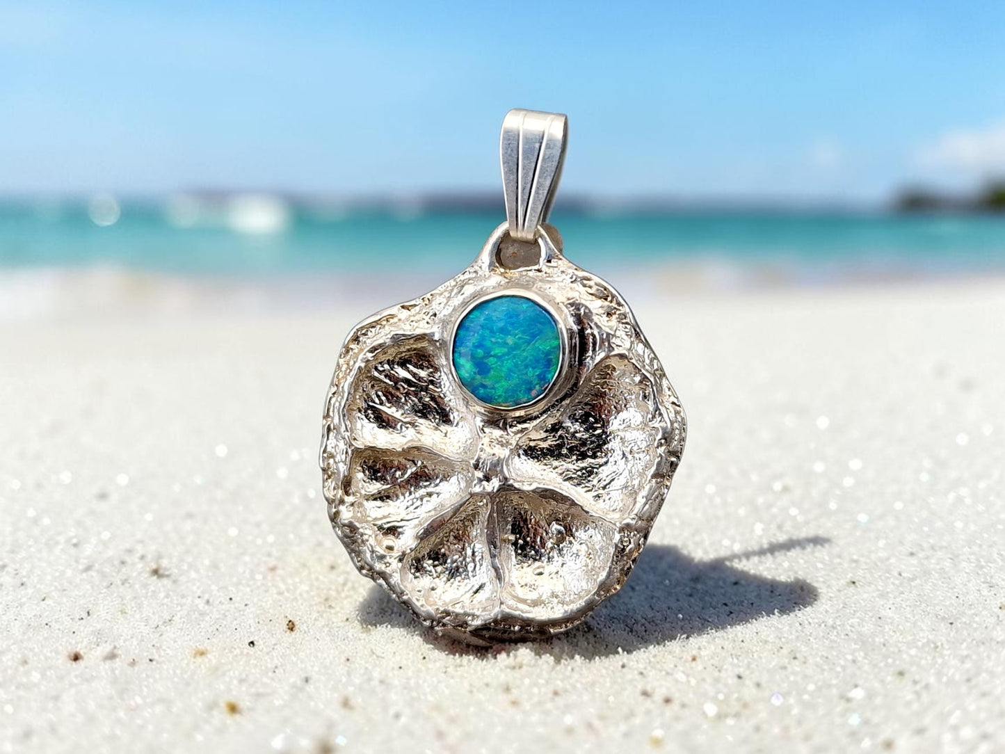 Lightning Ridge Opal Design Anhänger aus 925er Silber, echte abgeformte getrocknete Mini Zitronenscheibe, Opalfeuer in grün und blau, Unikat, Handarbeit