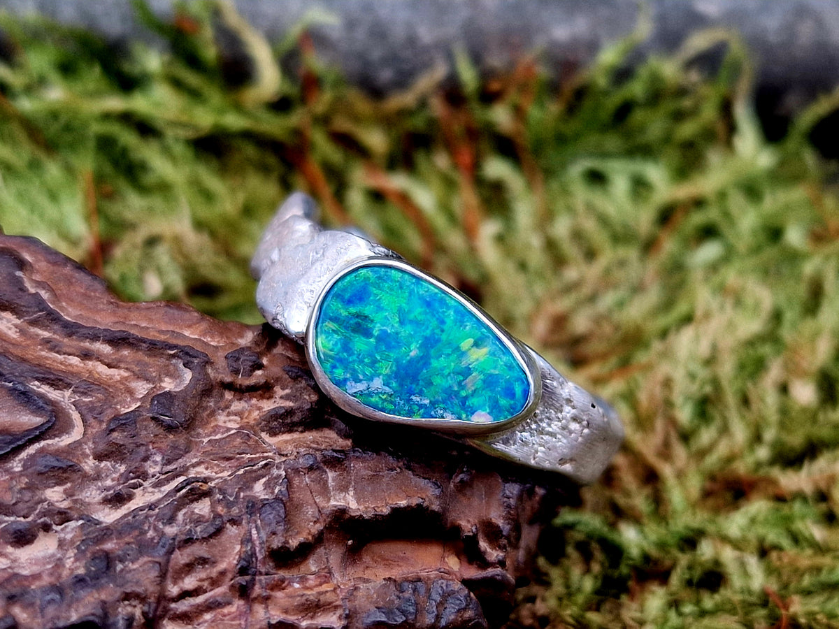 Wundervoller Lightning Ridge Opal Design Ring, Gr. 61 (19,5), aus 925er Silber, handgeschmiedet und gefused, Opalfeuer in brillianten intensiven Farben, Unisex, Unikat, Handarbeit