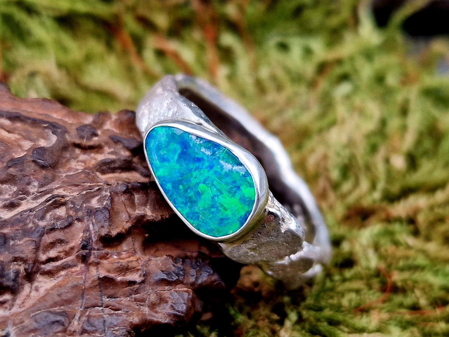 Wundervoller Lightning Ridge Opal Design Ring, Gr. 61 (19,5), aus 925er Silber, handgeschmiedet und gefused, Opalfeuer in brillianten intensiven Farben, Unisex, Unikat, Handarbeit