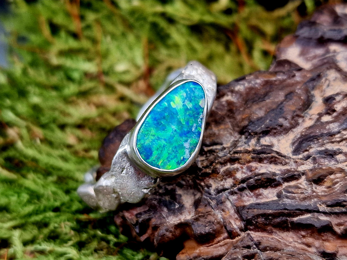 Wundervoller Lightning Ridge Opal Design Ring, Gr. 61 (19,5), aus 925er Silber, handgeschmiedet und gefused, Opalfeuer in brillianten intensiven Farben, Unisex, Unikat, Handarbeit