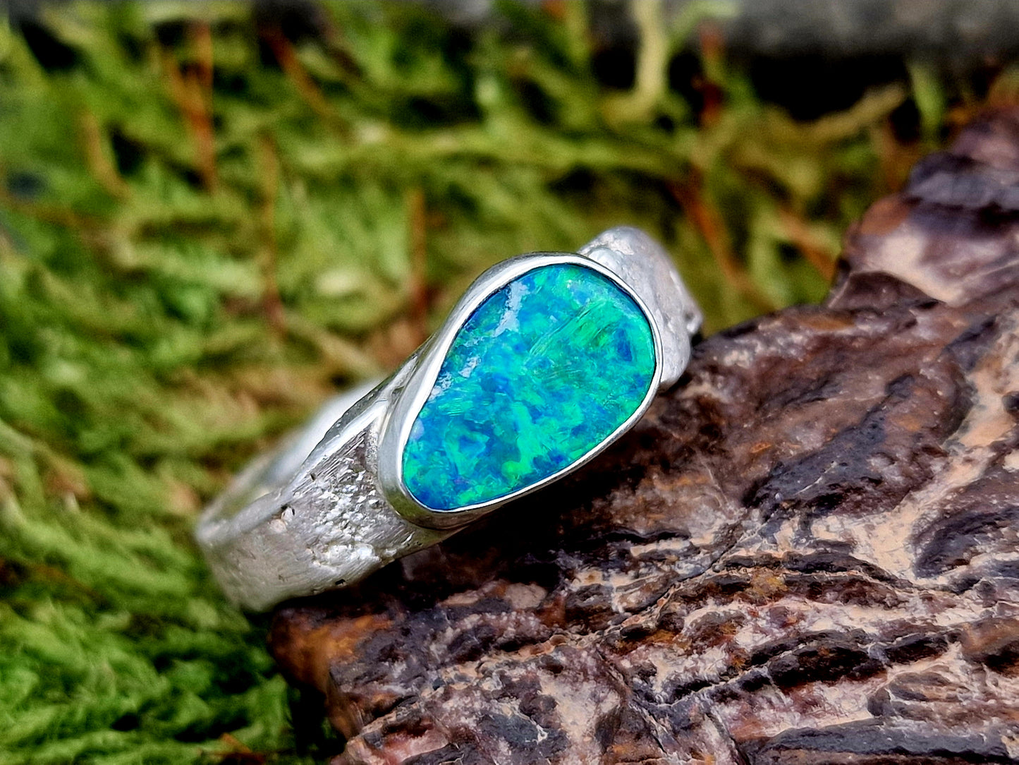 Wundervoller Lightning Ridge Opal Design Ring, Gr. 61 (19,5), aus 925er Silber, handgeschmiedet und gefused, Opalfeuer in brillianten intensiven Farben, Unisex, Unikat, Handarbeit