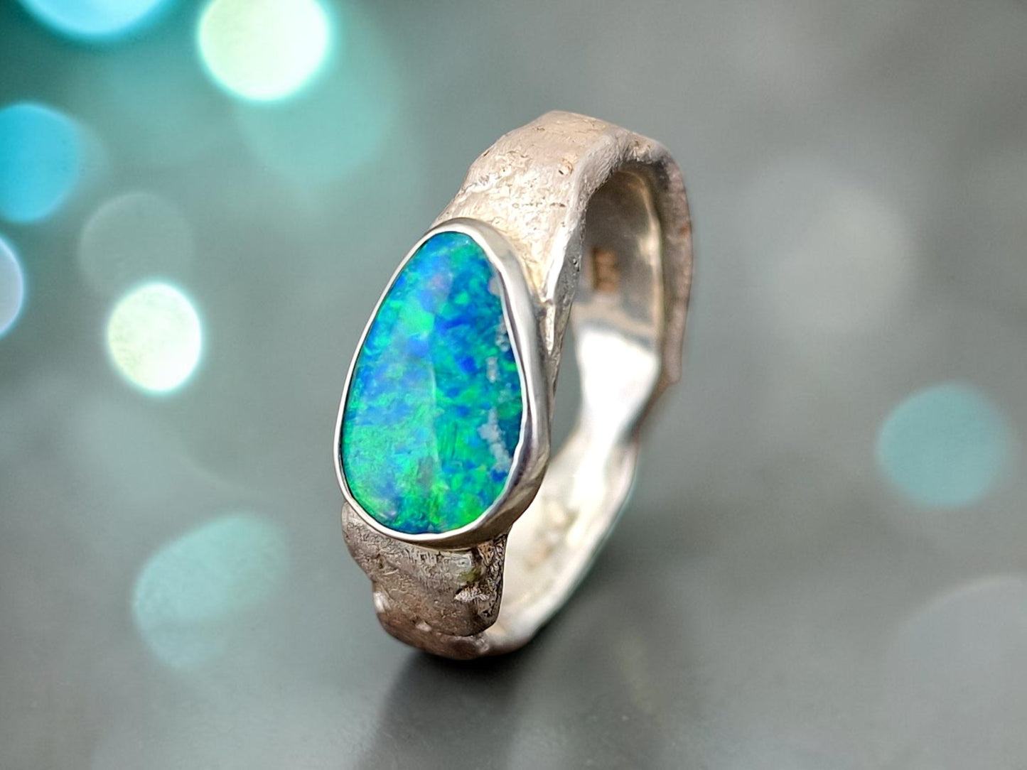 Wundervoller Lightning Ridge Opal Design Ring, Gr. 61 (19,5), aus 925er Silber, handgeschmiedet und gefused, Opalfeuer in brillianten intensiven Farben, Unisex, Unikat, Handarbeit