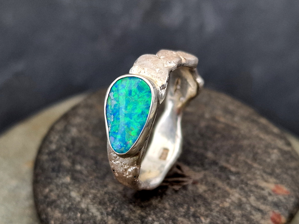 Wundervoller Lightning Ridge Opal Design Ring, Gr. 61 (19,5), aus 925er Silber, handgeschmiedet und gefused, Opalfeuer in brillianten intensiven Farben, Unisex, Unikat, Handarbeit