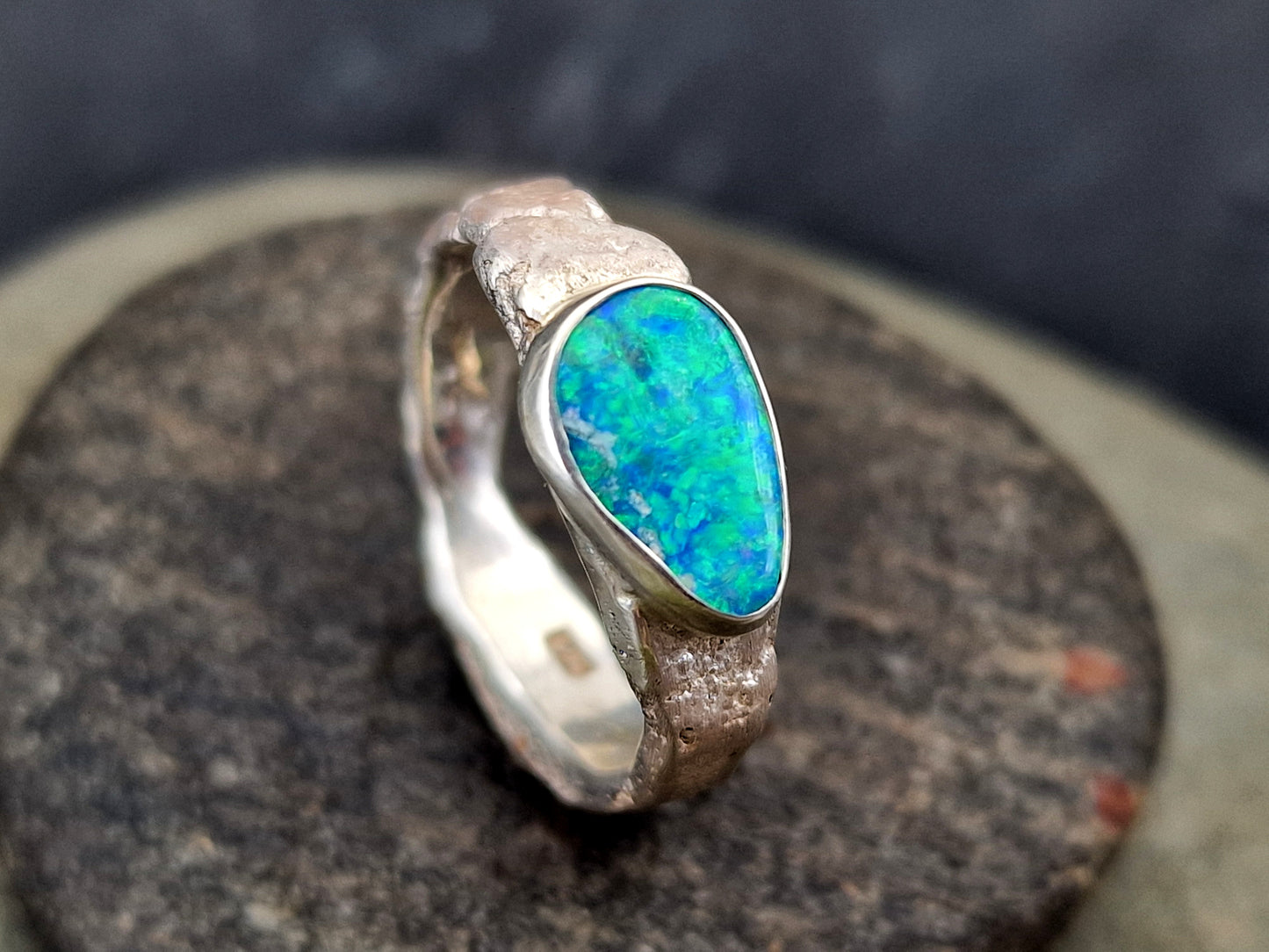 Wundervoller Lightning Ridge Opal Design Ring, Gr. 61 (19,5), aus 925er Silber, handgeschmiedet und gefused, Opalfeuer in brillianten intensiven Farben, Unisex, Unikat, Handarbeit