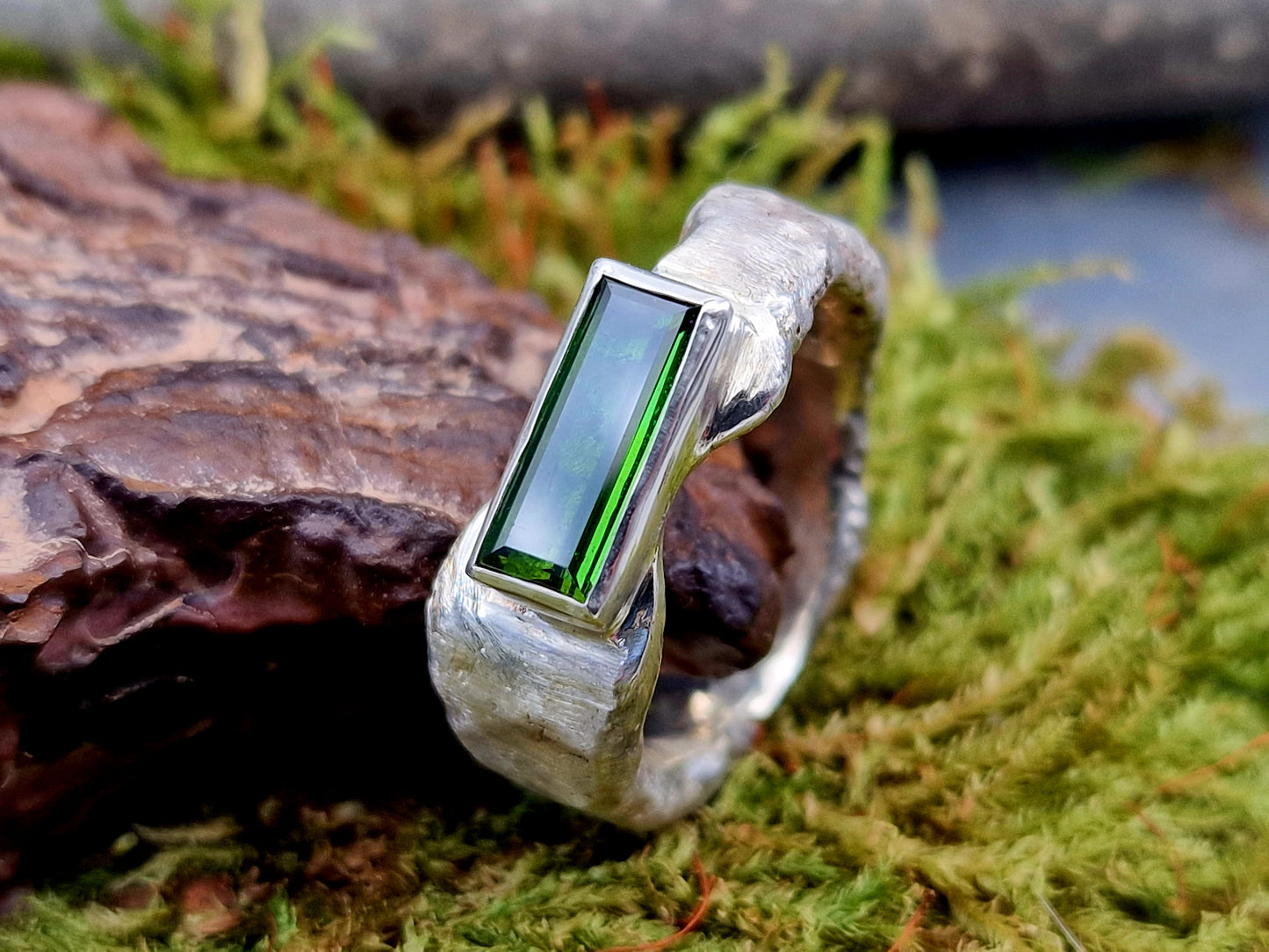 Massiver grüner Turmalin Design Ring aus 925er Silber, Gr. 58-59 (18,7), tolles intensives grün, Baguetteschliff in Zargenfassung, Grob geschmiedet, Unisex, Unikat, Handarbeit