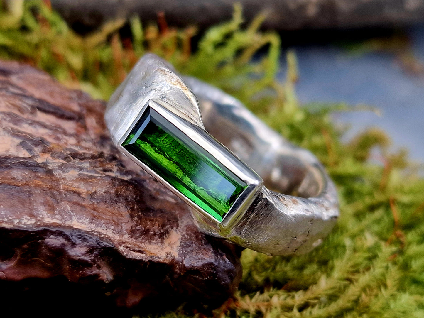 Massiver grüner Turmalin Design Ring aus 925er Silber, Gr. 58-59 (18,7), tolles intensives grün, Baguetteschliff in Zargenfassung, Grob geschmiedet, Unisex, Unikat, Handarbeit