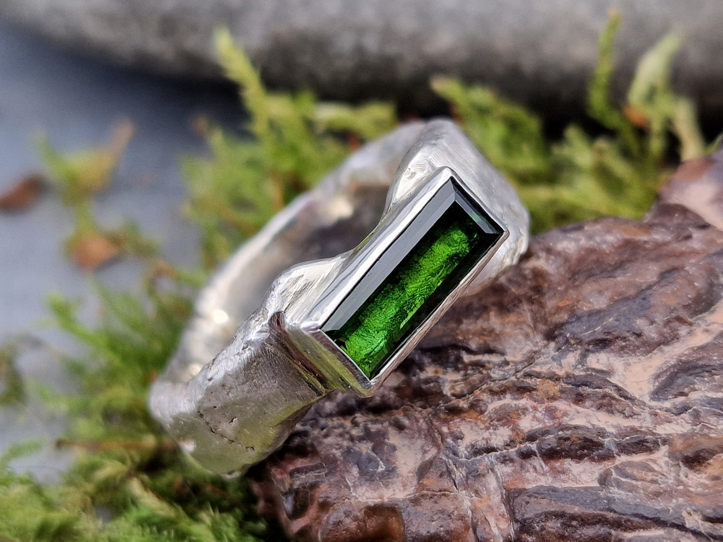 Massiver grüner Turmalin Design Ring aus 925er Silber, Gr. 58-59 (18,7), tolles intensives grün, Baguetteschliff in Zargenfassung, Grob geschmiedet, Unisex, Unikat, Handarbeit