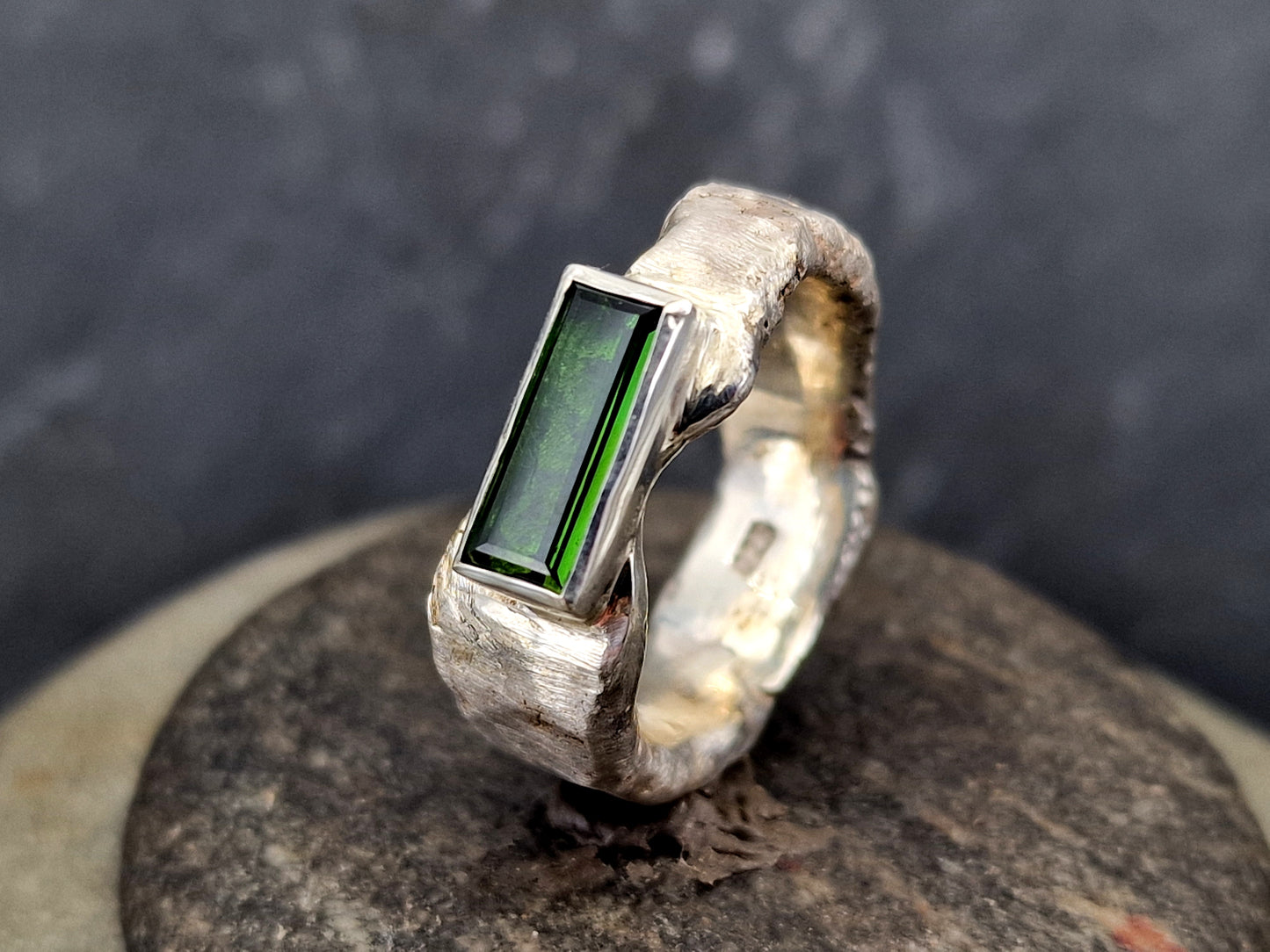 Massiver grüner Turmalin Design Ring aus 925er Silber, Gr. 58-59 (18,7), tolles intensives grün, Baguetteschliff in Zargenfassung, Grob geschmiedet, Unisex, Unikat, Handarbeit