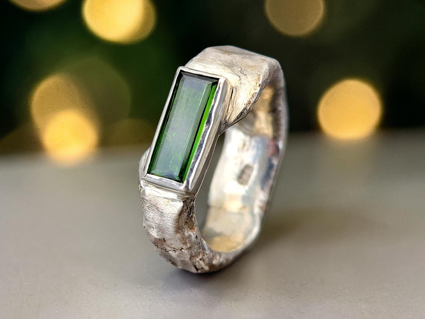 Massiver grüner Turmalin Design Ring aus 925er Silber, Gr. 58-59 (18,7), tolles intensives grün, Baguetteschliff in Zargenfassung, Grob geschmiedet, Unisex, Unikat, Handarbeit