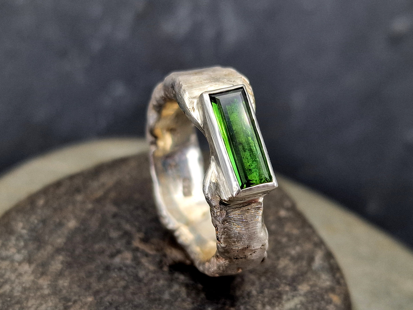 Massiver grüner Turmalin Design Ring aus 925er Silber, Gr. 58-59 (18,7), tolles intensives grün, Baguetteschliff in Zargenfassung, Grob geschmiedet, Unisex, Unikat, Handarbeit
