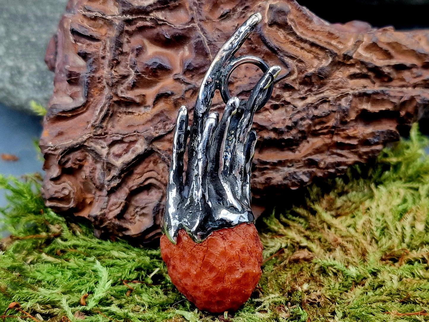 Komet Design Anhänger aus 925er Silber mit einem natürlichen unbearbeitetem Karneol, echte Oberflächen Struktur, teilgeschwärzt, mit Schweif, Unikat, Handarbeit
