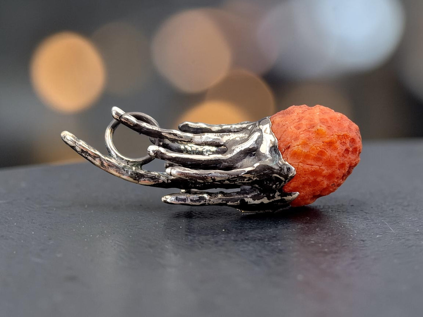 Komet Design Anhänger aus 925er Silber mit einem natürlichen unbearbeitetem Karneol, echte Oberflächen Struktur, teilgeschwärzt, mit Schweif, Unikat, Handarbeit