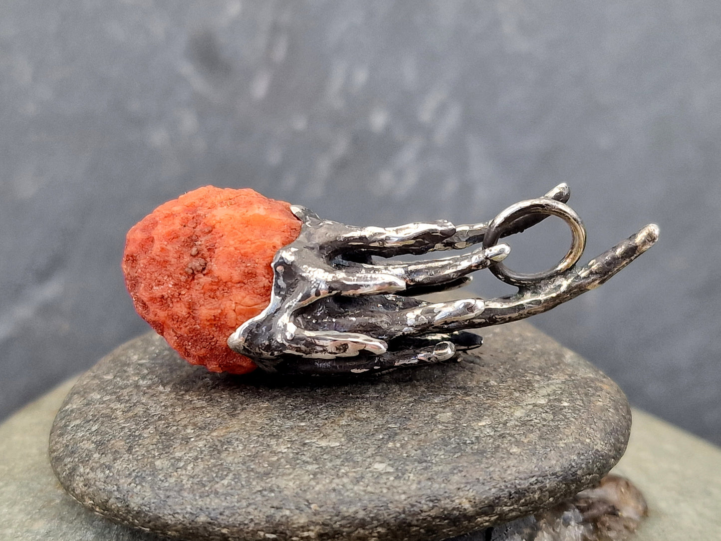 Komet Design Anhänger aus 925er Silber mit einem natürlichen unbearbeitetem Karneol, echte Oberflächen Struktur, teilgeschwärzt, mit Schweif, Unikat, Handarbeit