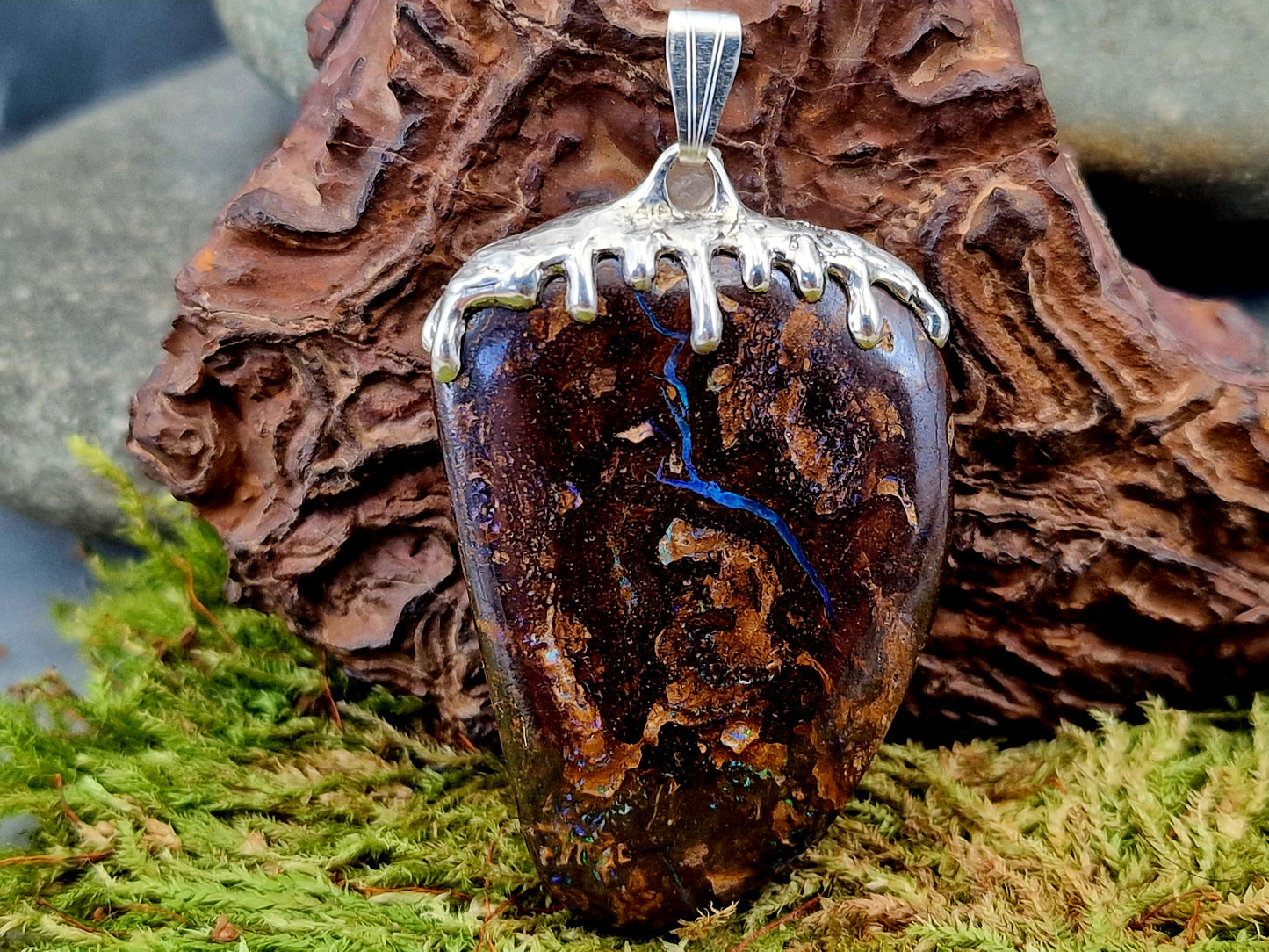 Beidseitiger Boulder Opal Design Anhänger aus 925er Silber, beliebtes flüssiges Tropfen Design, partielles Opalfeuer in grün und blau, schönes Muster, Unisex, Unikat, Handarbeit