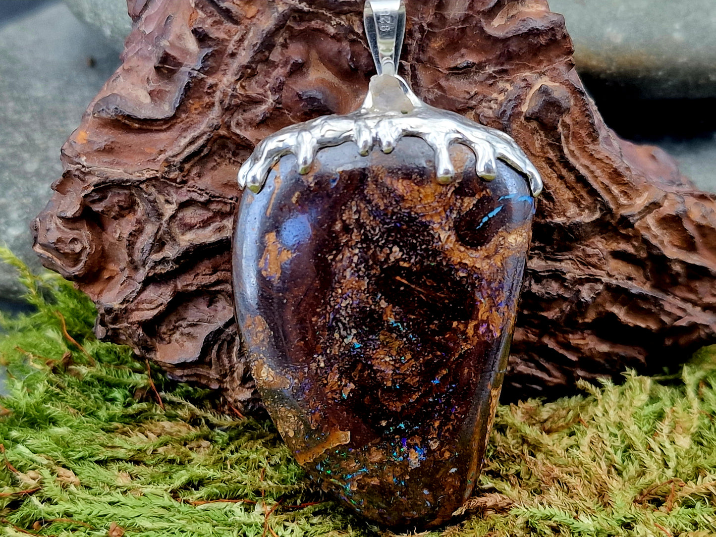 Beidseitiger Boulder Opal Design Anhänger aus 925er Silber, beliebtes flüssiges Tropfen Design, partielles Opalfeuer in grün und blau, schönes Muster, Unisex, Unikat, Handarbeit