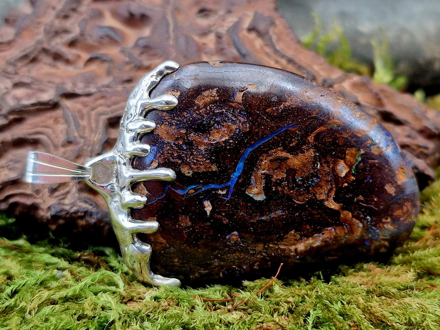 Beidseitiger Boulder Opal Design Anhänger aus 925er Silber, beliebtes flüssiges Tropfen Design, partielles Opalfeuer in grün und blau, schönes Muster, Unisex, Unikat, Handarbeit