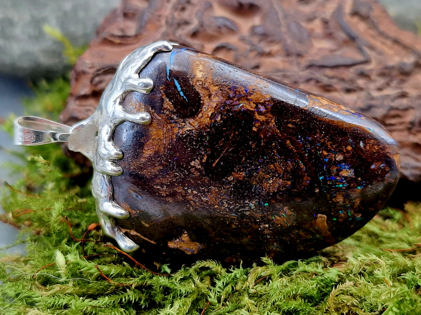 Beidseitiger Boulder Opal Design Anhänger aus 925er Silber, beliebtes flüssiges Tropfen Design, partielles Opalfeuer in grün und blau, schönes Muster, Unisex, Unikat, Handarbeit