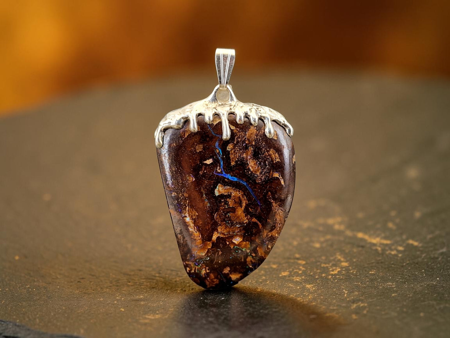 Beidseitiger Boulder Opal Design Anhänger aus 925er Silber, beliebtes flüssiges Tropfen Design, partielles Opalfeuer in grün und blau, schönes Muster, Unisex, Unikat, Handarbeit