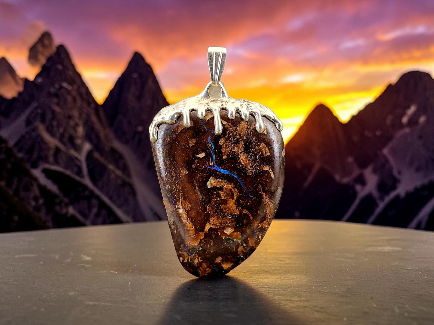 Beidseitiger Boulder Opal Design Anhänger aus 925er Silber, beliebtes flüssiges Tropfen Design, partielles Opalfeuer in grün und blau, schönes Muster, Unisex, Unikat, Handarbeit
