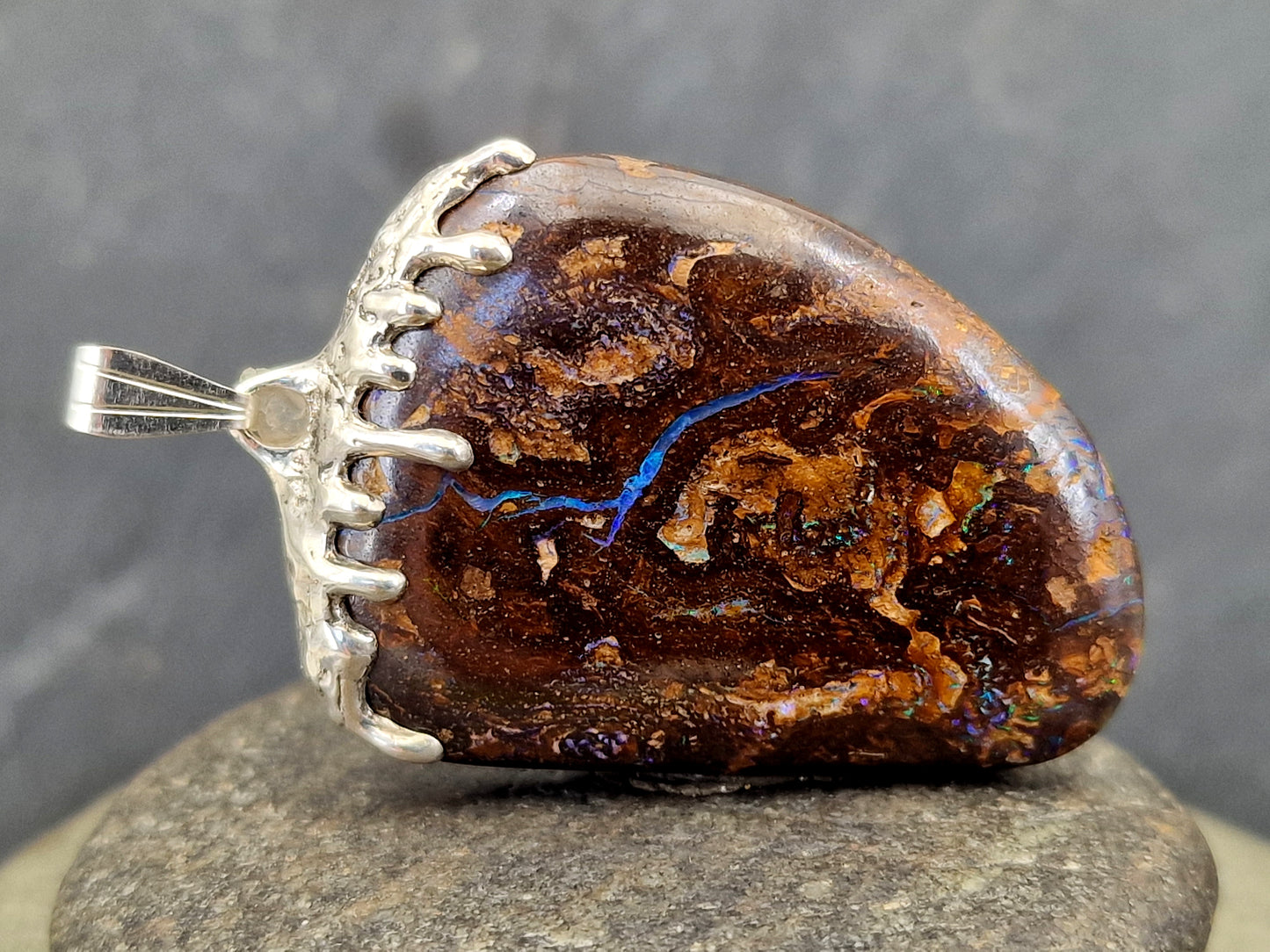 Beidseitiger Boulder Opal Design Anhänger aus 925er Silber, beliebtes flüssiges Tropfen Design, partielles Opalfeuer in grün und blau, schönes Muster, Unisex, Unikat, Handarbeit
