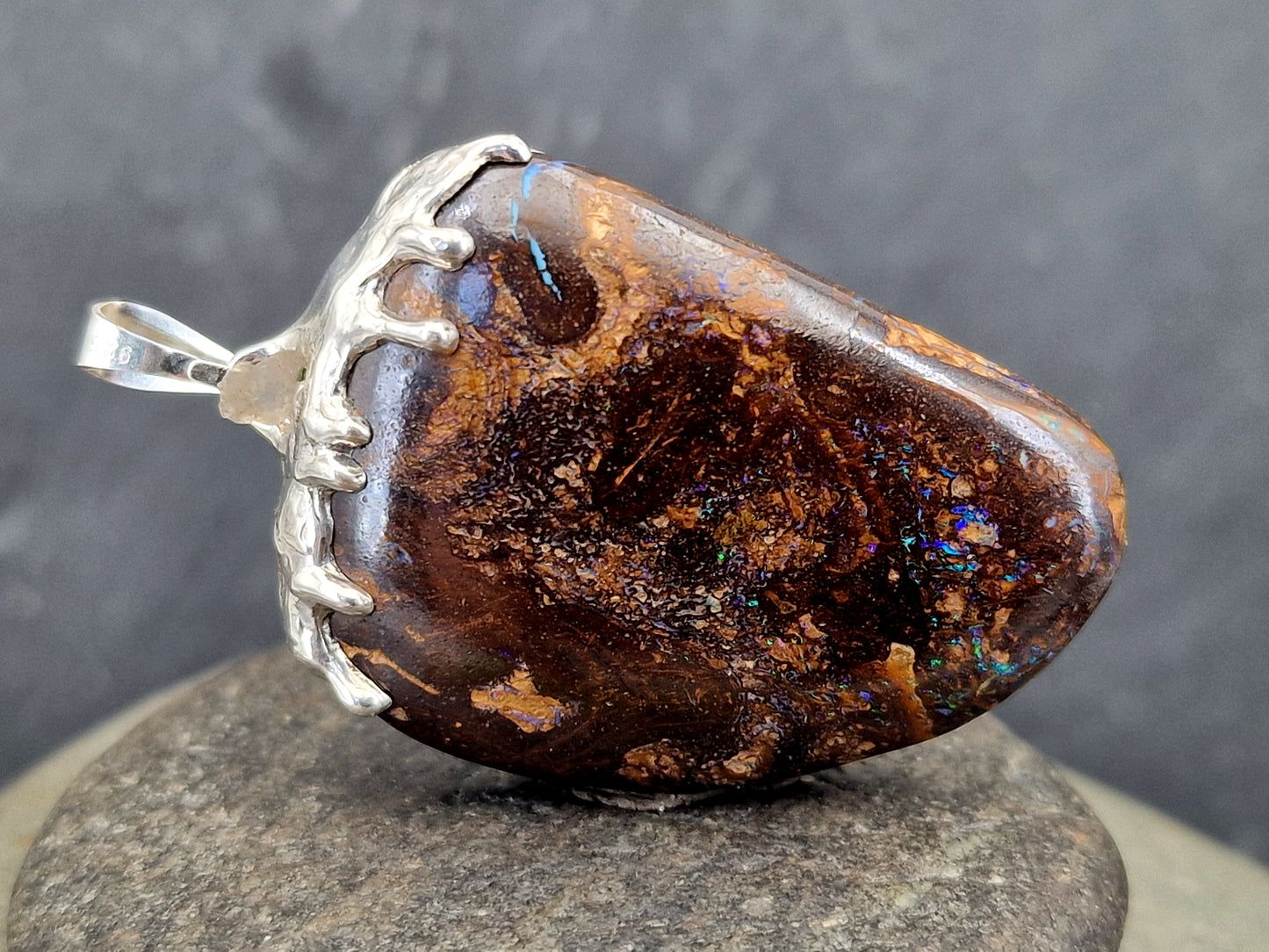 Beidseitiger Boulder Opal Design Anhänger aus 925er Silber, beliebtes flüssiges Tropfen Design, partielles Opalfeuer in grün und blau, schönes Muster, Unisex, Unikat, Handarbeit